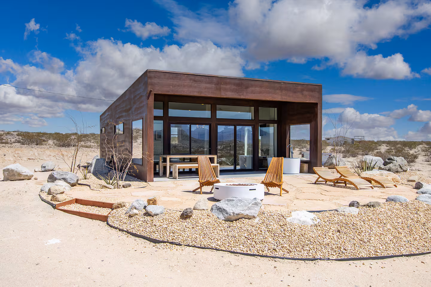 Joshua Tree Pluto House · Outdoor Tub + Desert Views