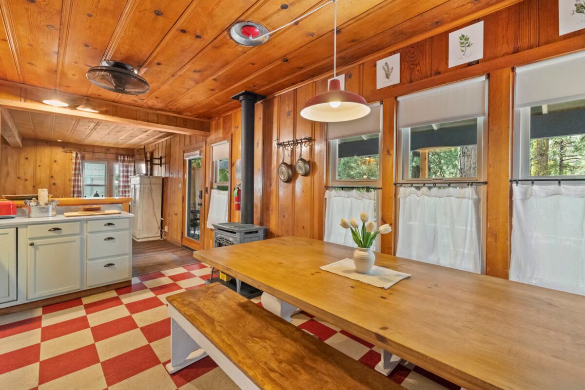 Strawberry’s Rivers Resort Cabin